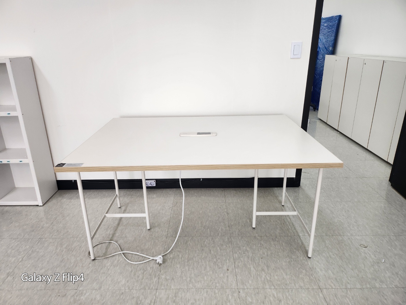 데스커 1400*1000 콘센트형테이블